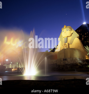 Hotel Luxor Las Vegas Wasser erschossen in der Nacht Stockfoto