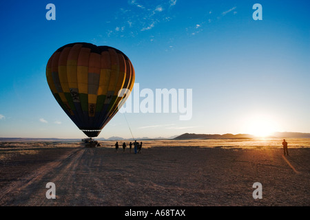 Touristen, die immer an Bord eines Heißluftballons für ihren Flug über die Namib Wüste Namib-Naukluft-Park Namibia Stockfoto