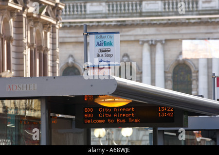 Bushaltestelle auf der anderen Straßenseite aus Nordirland Belfast City Hall Stockfoto