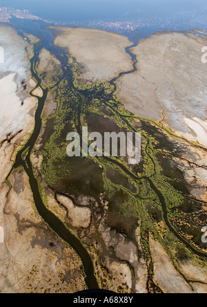 Luftaufnahme der Flussmündung bei Natron-See in Tansania. Stockfoto