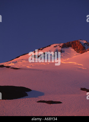 Sunrise unterstreicht den Hotlum Gletscher und die Hotlum Headwall auf der Nordseite des Mount Shasta Kalifornien USA Stockfoto