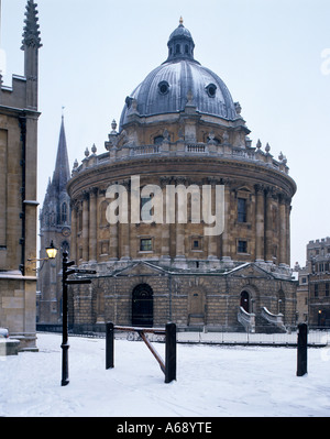 Radcliffe Camera im Schnee, Oxford, England. Stockfoto