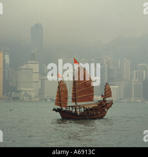 Traditionelles Chinesisch Segeln Junk-verläuft entlang der nebligen Küste im Jahr 1989 in Victoria Harbour Hong Kong Island Stockfoto