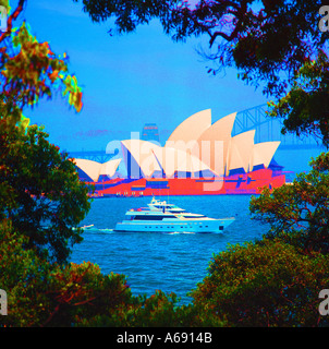 Surrealen Eindruck von Sydney Harbour & Opernhaus am Bennelong Point-Luxus-Motoryacht im Vordergrund New South Wales Australien Stockfoto