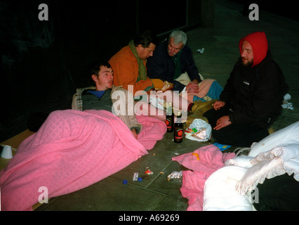 Zwei Obdachlose Männer für die Nacht, Victoria Street, London niederzulassen. Stockfoto