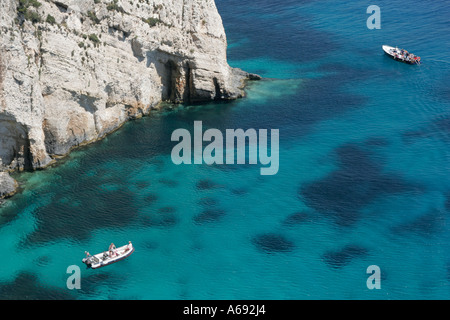 Kleine Boote Segeln rund um Felsküste auf schönen klaren, blauen Meer, Ansicht von oben, Zakynthos, Zakynthos, [Ionischen Inseln], Griechenland Stockfoto