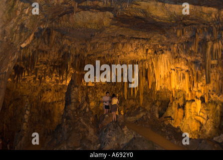 [Drogarati-Höhle], Kefalonia, Griechenland, Touristen stehen in großen Höhle mit Flutlicht Stalaktiten und Stalagmiten Stockfoto