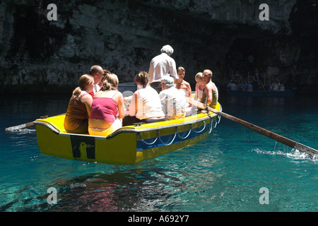 [Ruderboot] schweben auf dem klaren, blauen Wasser [Melissani See], Kefalonia, [Ionischen Inseln], Griechenland Stockfoto