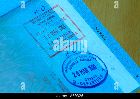 Ein britische britischen Reisepass öffnen bei Seite mit Beitritt Zyperns und Briefmarken zu beenden Stockfoto