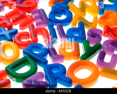 Childs Kinderspiel Magnetbuchstaben Rechtschreibung Stockfoto