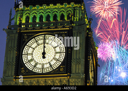 Big Ben und Neujahr s Eve Feuerwerk Houses of Parlament London England Stockfoto