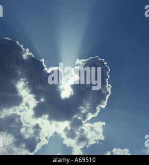Sunburst Strahlen hinter Cumulus-Wolke Stockfoto
