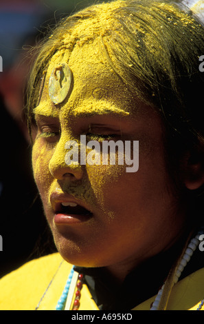 Ein Apache-Girl bedeckt mit Heiligen Rohrkolben Pollen an ihrem Sunrise-Tanz auf die San Carlos Indian Reservation Arizona USA Stockfoto