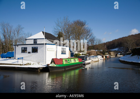 Bootclub und Kanalboote und Lastkähne auf Kanal im Winter Govilon Brecon Canal Monmouthshire Wales UK Stockfoto