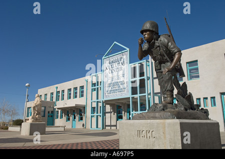 Gallup Cultural Center mit Bronze-Denkmal für den zweiten Weltkrieg Navajo Code Talkers Stockfoto