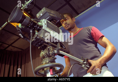 Männliche Schüler auf einem TV-Film-Kurs am college Stockfoto