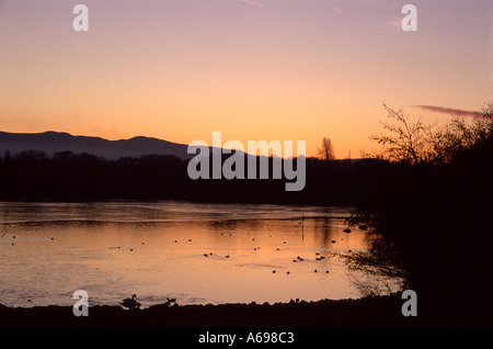 Sonnenuntergang über Duddingston Loch Queens Park City von Edinburgh Schottland Stockfoto