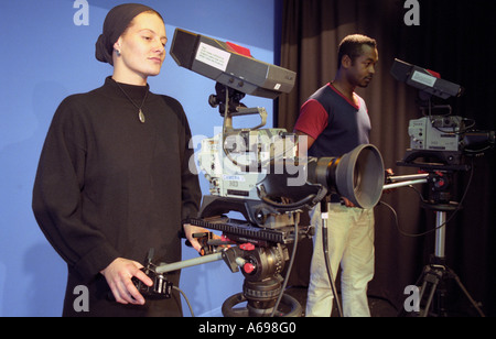 Studentinnen und Studenten auf einem TV-Film-Kurs am college Stockfoto
