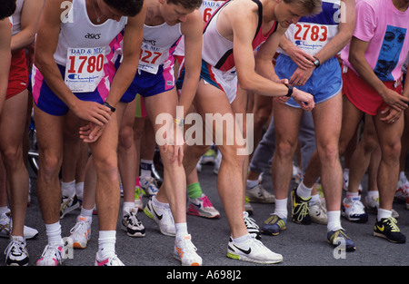 Retro-Bild von Papa und mir Spaß laufen Start Rennen mit Läufern verstopft an der Startlinie, Einstellung ihrer Uhren Stockfoto