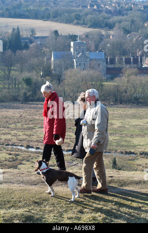 Wanderer mit Hund auf St. Catherines Hill Winchester Hampshire südlichen England United Kingdom Stockfoto