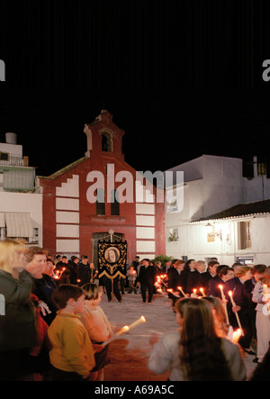 Eine traditionelle (Semana Santa) Osterprozessionen vor der Kirche von San Roque im Dorf Torrox, Malaga, Andalusien, Stockfoto