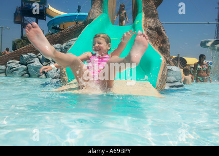 Mädchen auf der Wasserrutsche Stockfoto