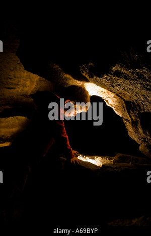 Kleiner Junge in den Dan Yr Ogof Höhlen South Wales Stockfoto