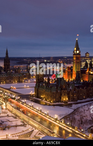 Kanadas Parlamentsgebäude zu Weihnachten. Stockfoto