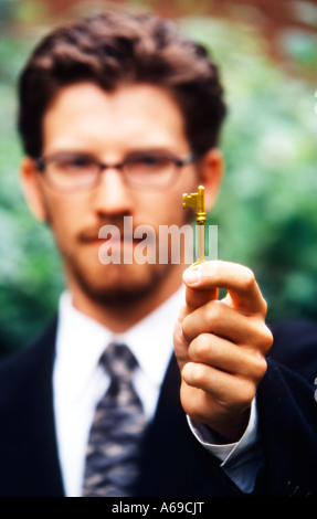 Geschäftsmann Holding antike Schlüssel Stockfoto