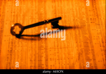 Alte Schlüssel auf Lager Zeitungsseite Stockfoto