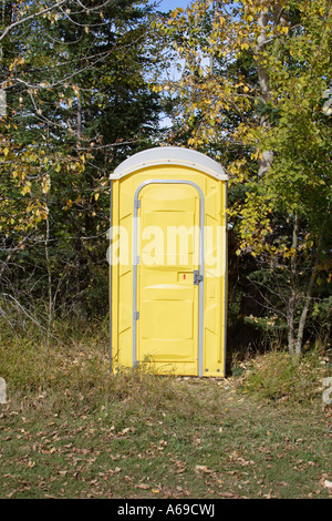 Tragbare Plumpsklo im Feld Stockfoto