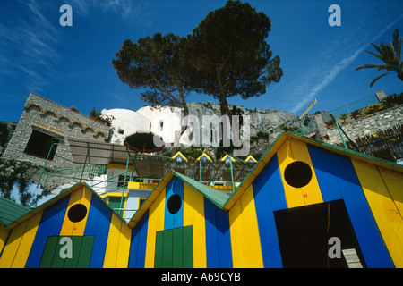 Capri. Italien. Bunte Strandhütten in Marina Piccola. Stockfoto