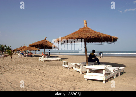 Die Gambia Fajara Strand leeren liegen unter Sonnenschirmen Stockfoto