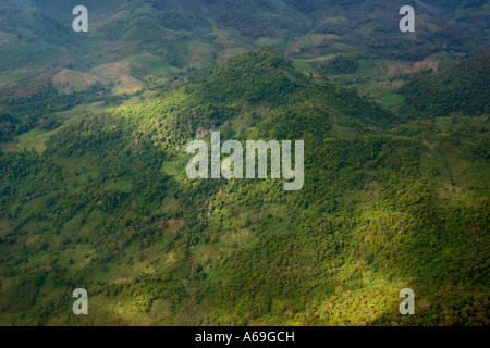 Laos Antenne bewaldete Hügeln in der Nähe von Luang Prabang zeigt gerodete Lichtungen Stockfoto