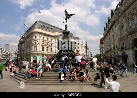 UK London Piccadilly Circus Touristen saßen unter Statue des Eros Stockfoto