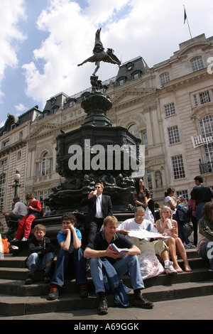 UK London Piccadilly Circus Touristen saßen unter Statue des Eros Stockfoto