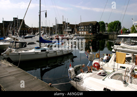 UK London Saint Katharines Dock Yachten im Innenbecken Stockfoto