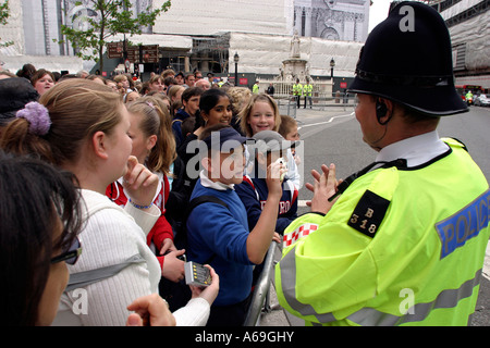 UK London St. Pauls Cathedral Kinder Heathfield School warten auf die Königin Stockfoto