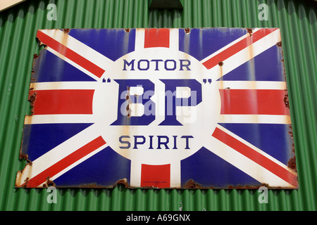 UK Norfolk Broads Wroxham alten BP Motorenbenzin Zeichen Stockfoto