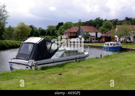 UK Norfolk Broads Coltishall Vergnügen Boote auf dem Fluss Bure Stockfoto