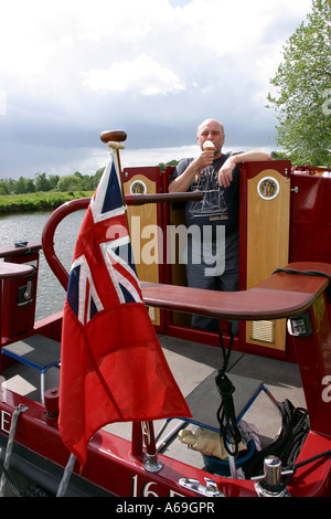 UK Norfolk Broads Coltishall River Bure Malcolm Richardson Essen ein Eis auf der Narrowboat Grebe Stockfoto