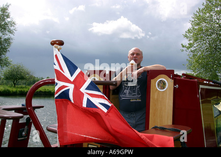 UK Norfolk Broads Coltishall River Bure Malcolm Richardson Essen ein Eis auf der Narrowboat Grebe Stockfoto