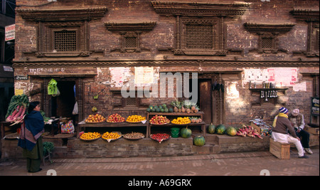 Nepal Bhaktapur Obstladen in historischen Holz und Ziegel erbaut Gebäude Stockfoto