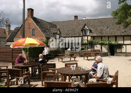 UK Worcestershire Bretforton Fleece Inn Gäste im Biergarten Stockfoto