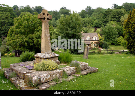 UK Worcestershire Buckland Dorf Kriegerdenkmal im Kirchhof Stockfoto