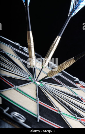 Dart in einer Dartscheibe werfen Darts auf ein Ziel-Spiel Stockfoto