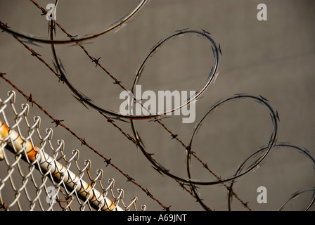 "Top of"Stacheldraht"und"Barbed Wire"Sicherheitszaun". Stockfoto