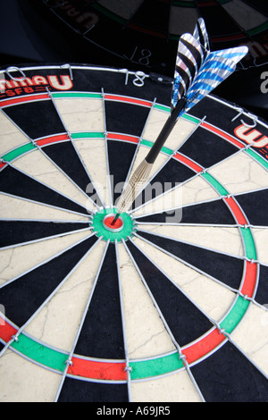 Einzelnen Pfeil in einer Dartscheibe. Bullseye. Spiel werfen darts auf ein Ziel. Stockfoto