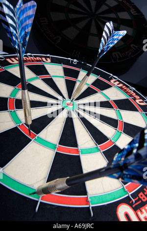 Dart in einer Dartscheibe werfen Darts auf ein Ziel-Spiel Stockfoto