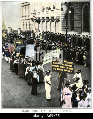 Das Wahlrecht der Frauen März auf der Fifth Avenue in New York 1911. Hand - farbige Raster eines Fotos Stockfoto